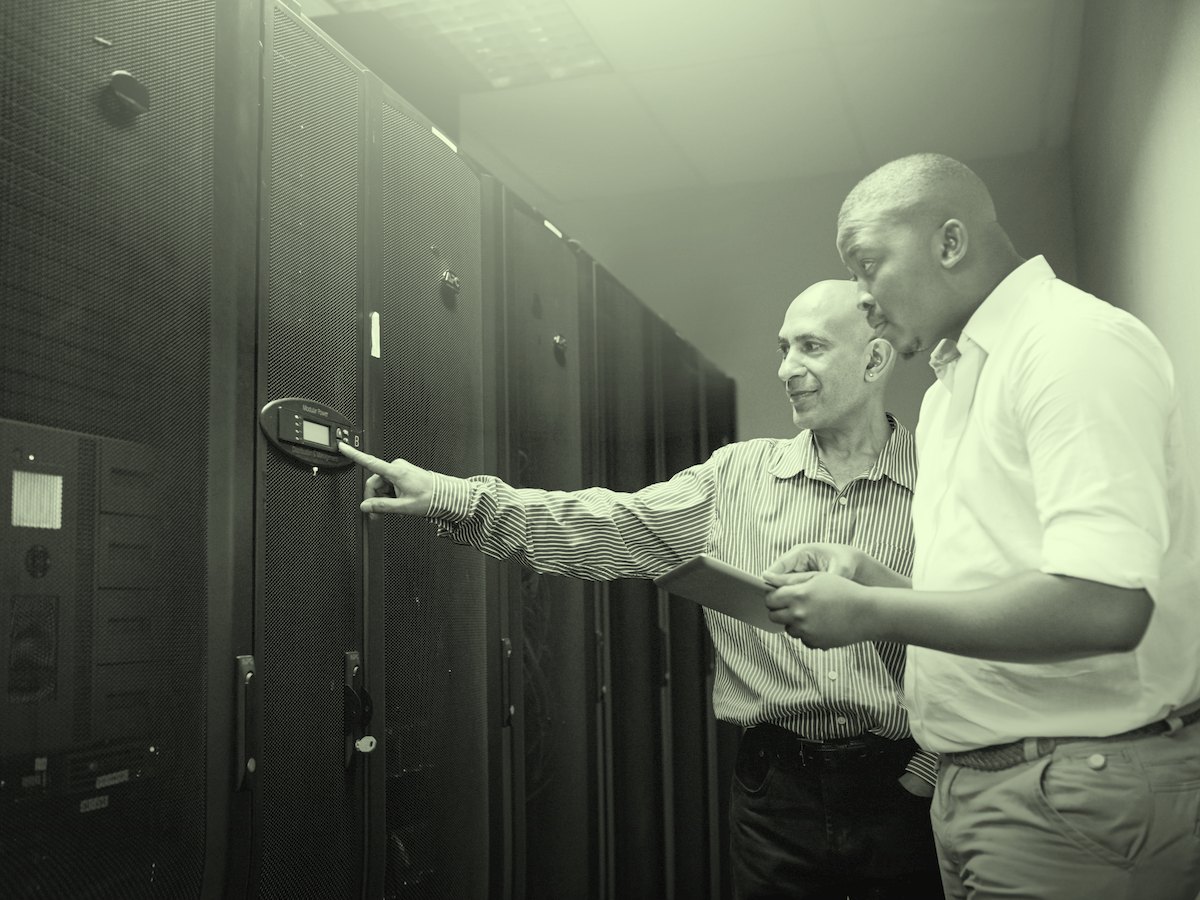 Ingenieros trabajando en el centro de datos del proyecto